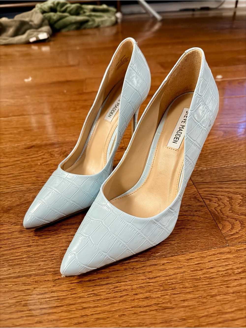 Steve Madden “Daisie” Light Blue Croc-Embossed Pointed Toe Pumps